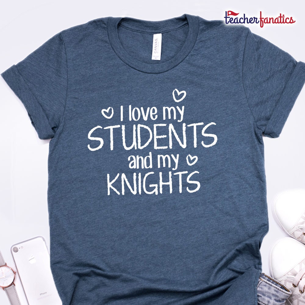 Schule Geist Shirts - Ich Liebe Meine Schüler Und Ritter Geschenk Für Lehrer Wertschätzung, Ruhestand, Weihnachten Maskottchen Team T Schule Geist Shirts - Ich Liebe Meine Schüler Und Ritter Geschenk Für Lehrer Wertschätzung, Ruhestand, Weihnachten Maskottchen Team T von TeacherFanatics