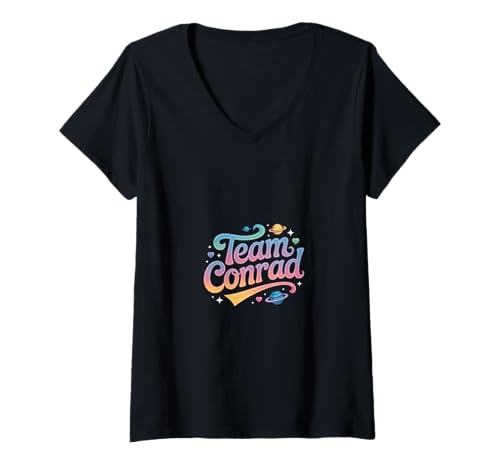Damen Team Conrad | Herz I Love Conrad Romantisch Sommer Herren Damen T-Shirt mit V-Ausschnitt Damen Team Conrad | Herz I Love Conrad Romantisch Sommer Herren Damen T-Shirt mit V-Ausschnitt von Team Conrad Graphic Summer Tee Love Outfit Floral