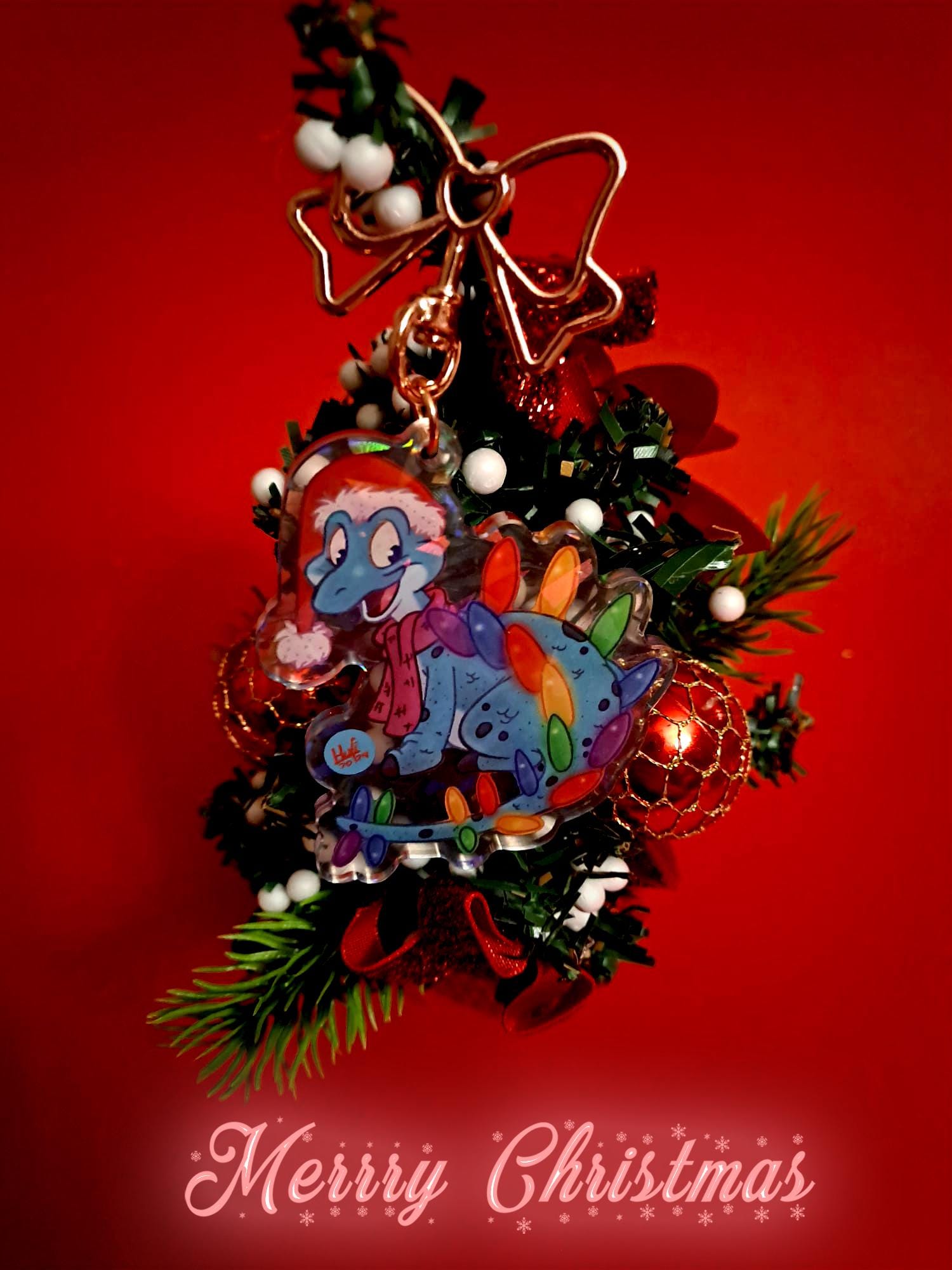 Christmas Stegosaurus Keychain/With Glitter Effect + Postcard Print von TeamPechundSchwefel