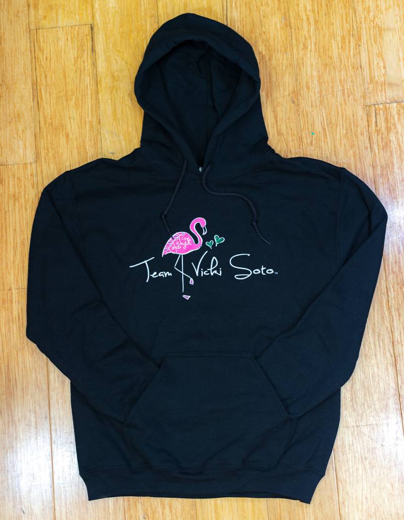 Team Vicki Hoodies Für Erwachsene Schwarz Team Vicki Hoodies Für Erwachsene Schwarz von TeamVickiSoto