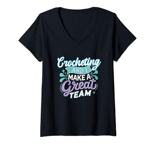 Damen Crocheting and I Make a Great Team for Crochet Instructors T-Shirt mit V-Ausschnitt von Teamwork Makes the Dream Work Threads Co.