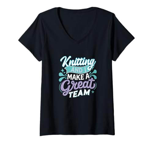 Damen Knitting and I Make a Great Team Joke for Fiber Artists T-Shirt mit V-Ausschnitt von Teamwork Makes the Dream Work Threads Co.