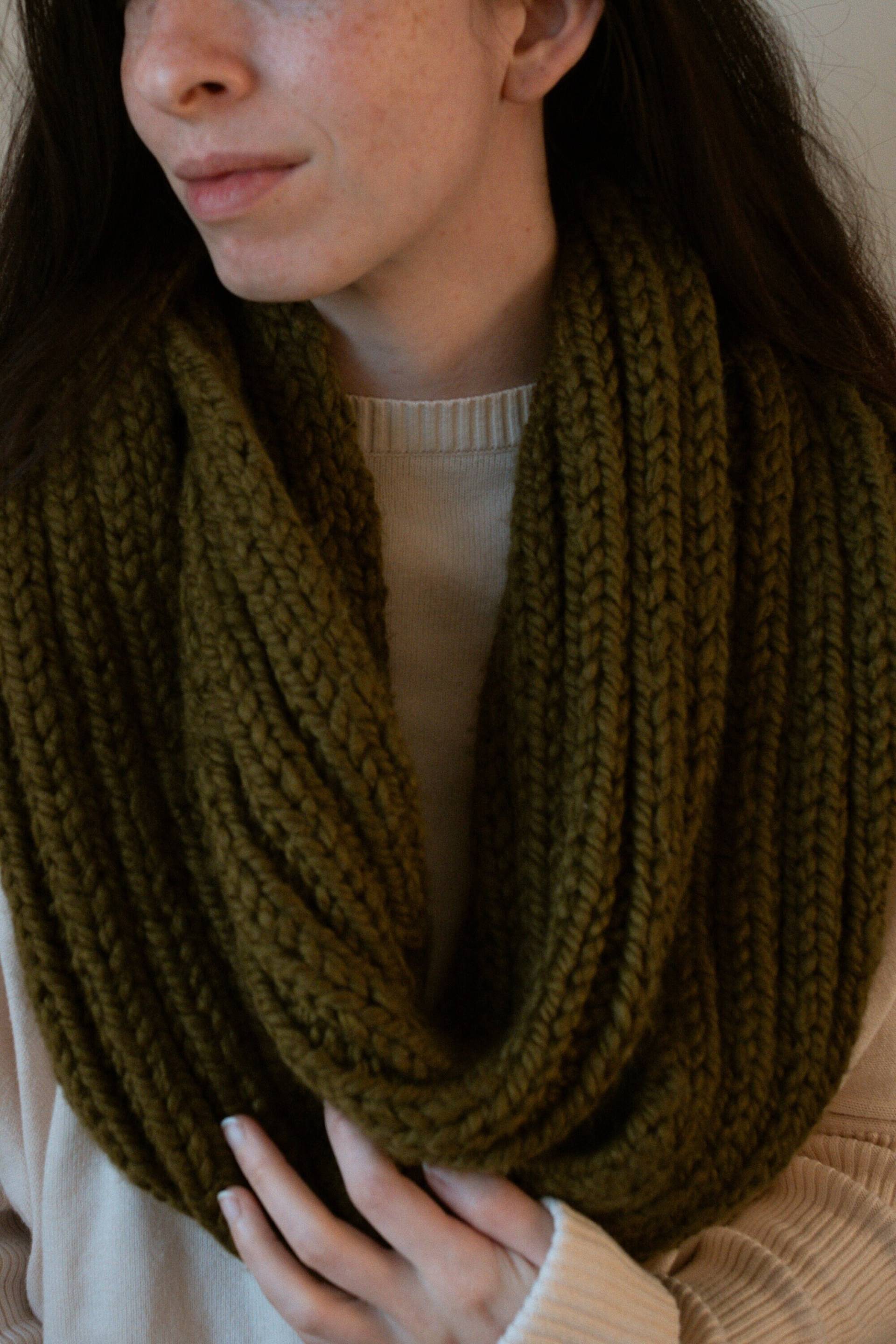 Schal Olivgrün, Versandkostenfrei, Für Frauen, Dreieckstuch, Geschenk Sie, Unisex, Gestrickt, Gelbgrün, Gehäkelt, X Lang Schal Olivgrün, Versandkostenfrei, Für Frauen, Dreieckstuch, Geschenk Sie, Unisex, Gestrickt, Gelbgrün, Gehäkelt, X Lang von TeatreeandPine