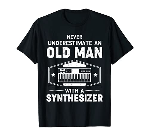 NEVER UNDERESTIMATE AN OLD MAN WITH A SYNTHESIZER T-Shirt NEVER UNDERESTIMATE AN OLD MAN WITH A SYNTHESIZER T-Shirt von Techno Dj Produzent Alter Man Synthesizer Retro