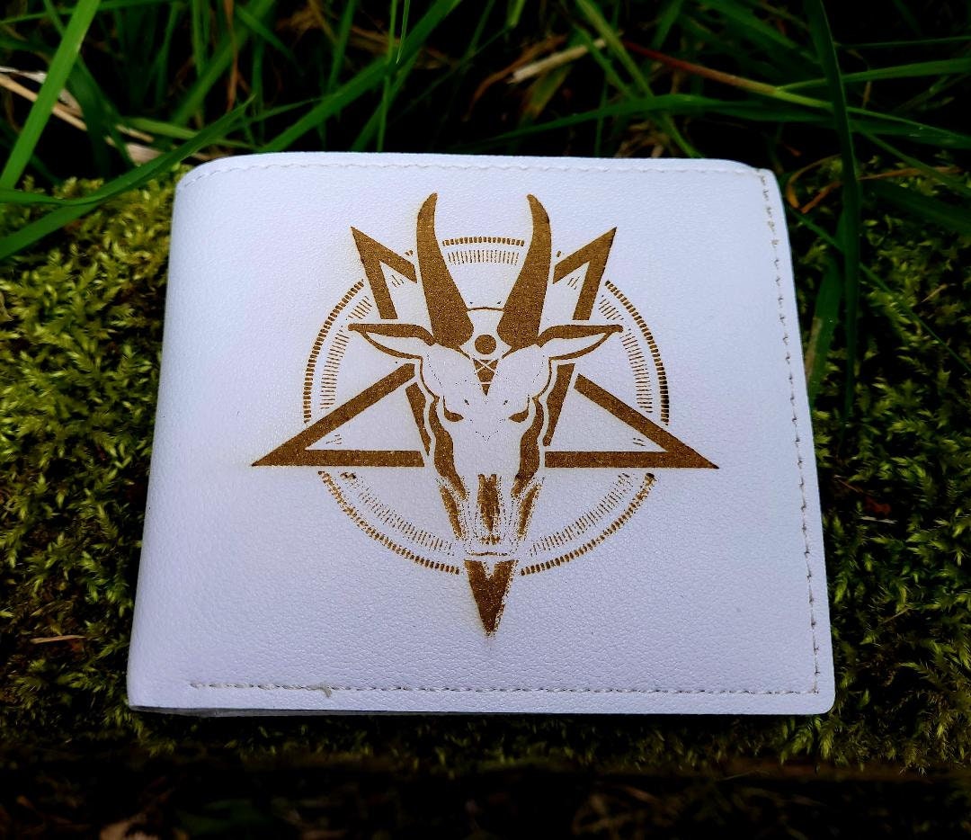 Handgefertigte Gravur Luxus Solid Kurze Horizontale Herren Leder Brieftasche Ziegenkopf Pentagramm Schlank Handgefertigte Gravur Luxus Solid Kurze Horizontale Herren Leder Brieftasche Ziegenkopf Pentagramm Schlank von TedyCreations