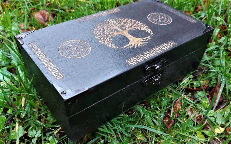 Handgemachte Gravierte Schmuckschatulle Aus Holz Lebensbaum Symbol Viking Vegvisir Runen Yggdrasil von TedyCreations