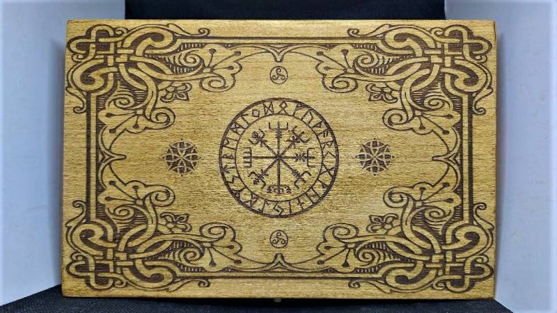 Handgemachte Gravierte Holz Schmuckschatulle Vegvisir Runen Kompass Symbol All-Over von TedyCreations