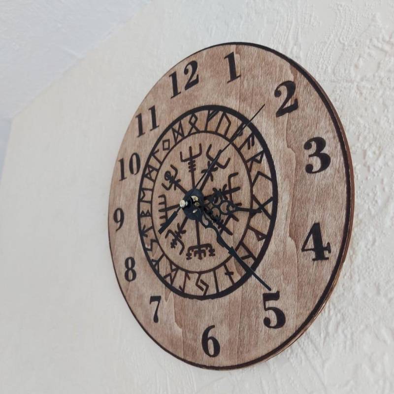Handgemachte Gravierte Holz Wanduhr Wikinger Vegvisir Runen Kompass Symbol Reise von TedyCreations