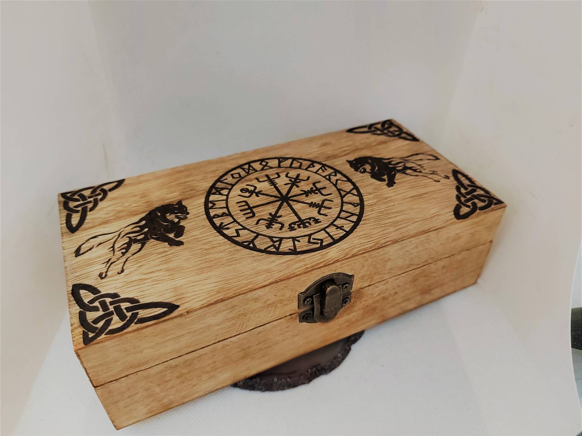 Handgemachte Gravierte Holzschmuck/Organizer Box Wikinger Vegvisir Runen Kompass Symbol Und Fenrir Wölfe Reise von TedyCreations