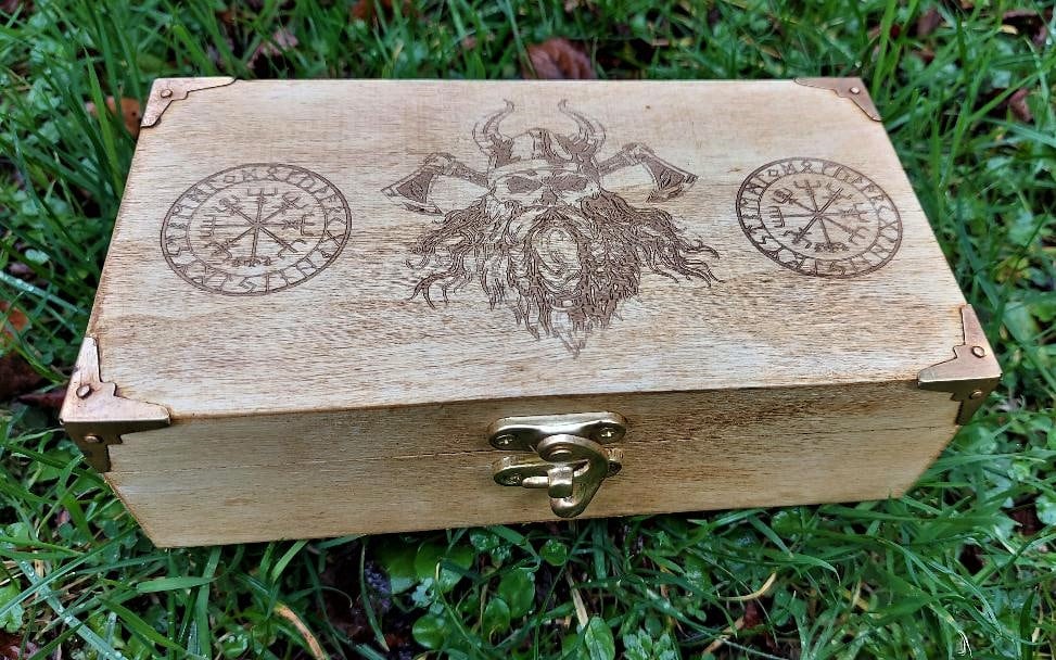 Handgemachte Gravur Holzschmuck/Organizer Box Wikinger Krieger Vegvisir Runen Kompass Symbol Reise von TedyCreations