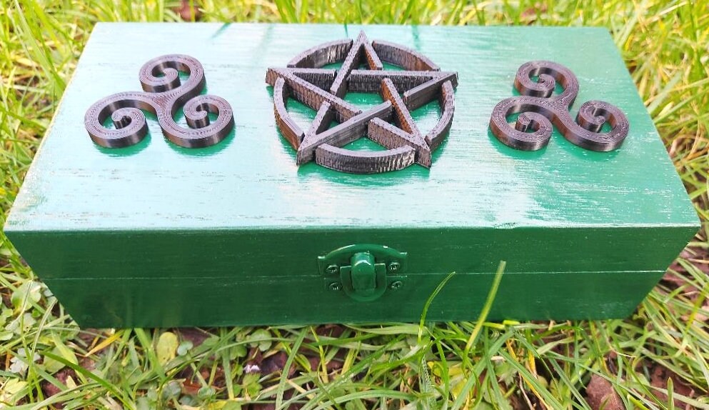 Handgemachte Holzschmuck/Organizer Box Mit 3D Schwarzem Acryl Pentagramm Triskelion Pagan Wikinger Symbole Reise von TedyCreations