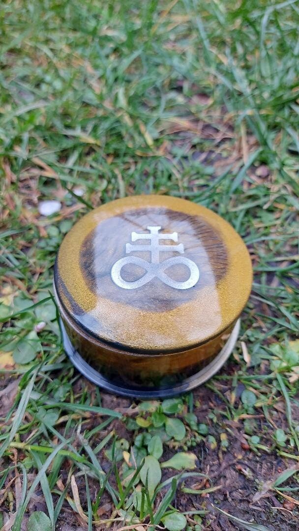 Handgemachte Kleine Box Aus Resin Mit Edelstahl Leviathan Kreuz Pentagramm Baphomet Satan Symbole von TedyCreations