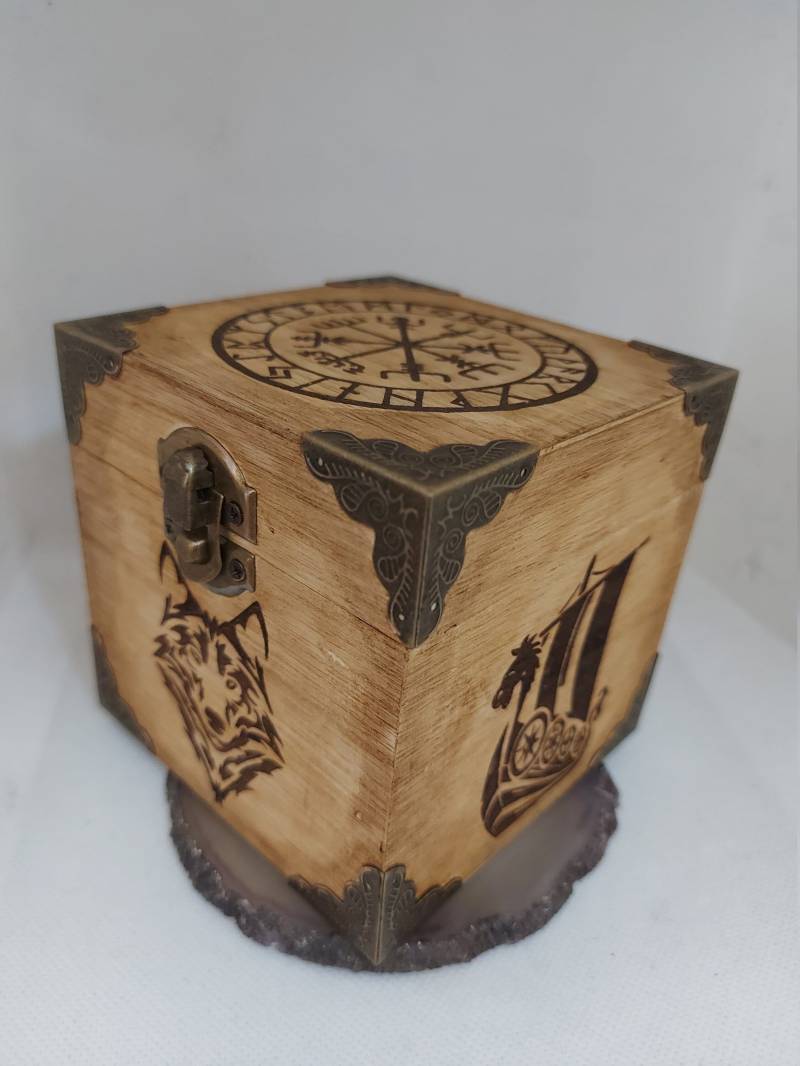 Handgemachte Gravierte Umweltfreundliche Schmuck Holzkiste Mit Viking Vegvisir Runen Kompass Wolf Schiff Krieger von TedyCreations