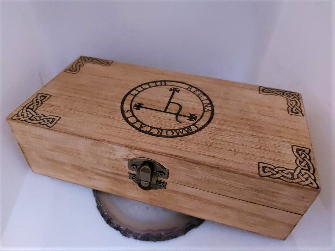 Handgemachter Gravierter Holzschmuck/Organizer Box Lilith Symbol Sigil Wicca Magic Pagan von TedyCreations