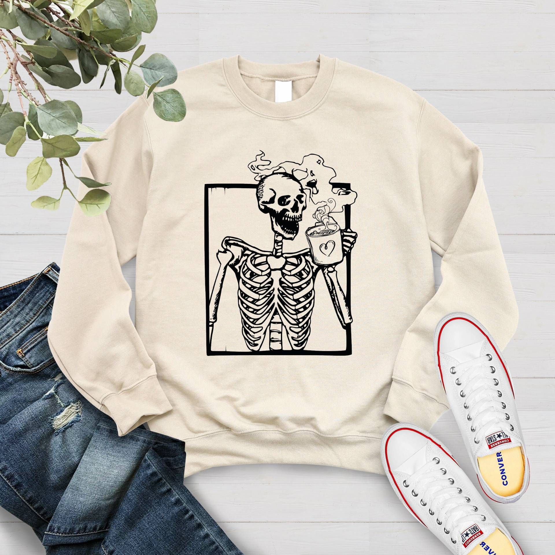 Heißer Kaffee Skelett Sweatshirt, Skelette Halloween Shirt, Blumen Schädel Shirt Heißer Kaffee Skelett Sweatshirt, Skelette Halloween Shirt, Blumen Schädel Shirt von TeeIslandCo