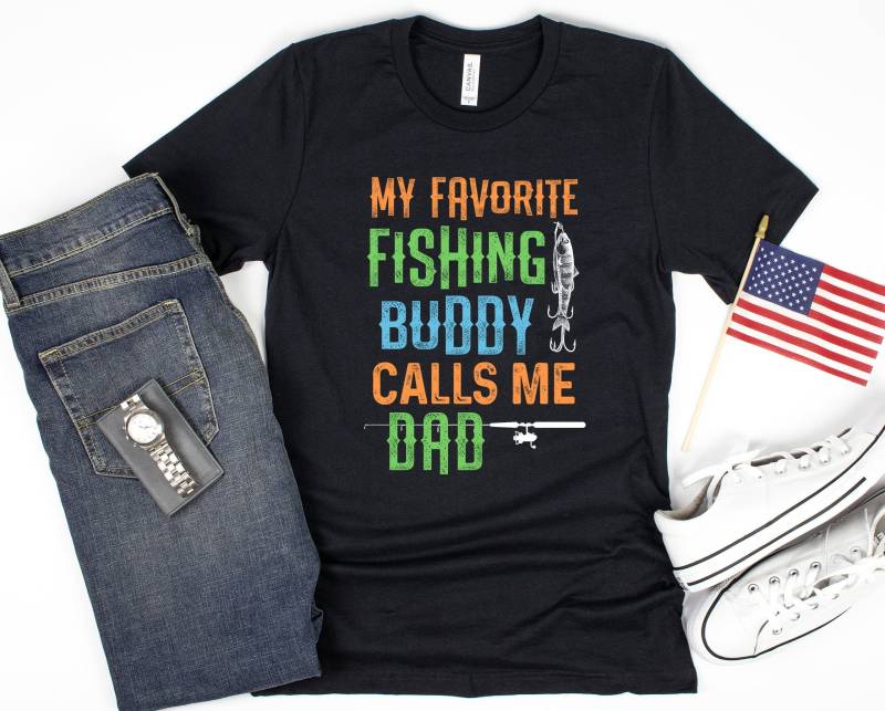 Angeln Dad Shirt, Mein Lieblings Buddy Nennt Mich Mens Shirt Vatertagsgeschenk Kurzarm Unisex T-Shirt Angeln Dad Shirt, Mein Lieblings Buddy Nennt Mich Mens Shirt Vatertagsgeschenk Kurzarm Unisex T-Shirt von TeeShirtSeason