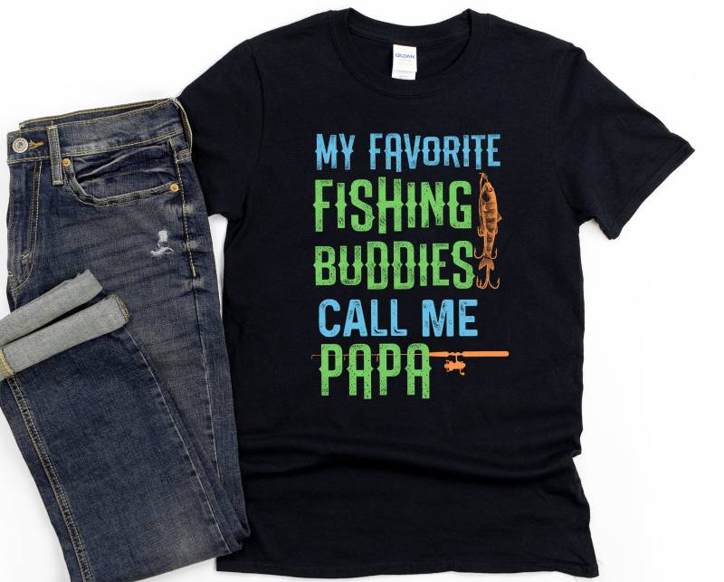 Angeln Papa Shirt, Meine Lieblings Angelfreunde Nennt Mich Herren Shirt Vatertagsgeschenk Kurzarm Unisex T-Shirt von TeeShirtSeason