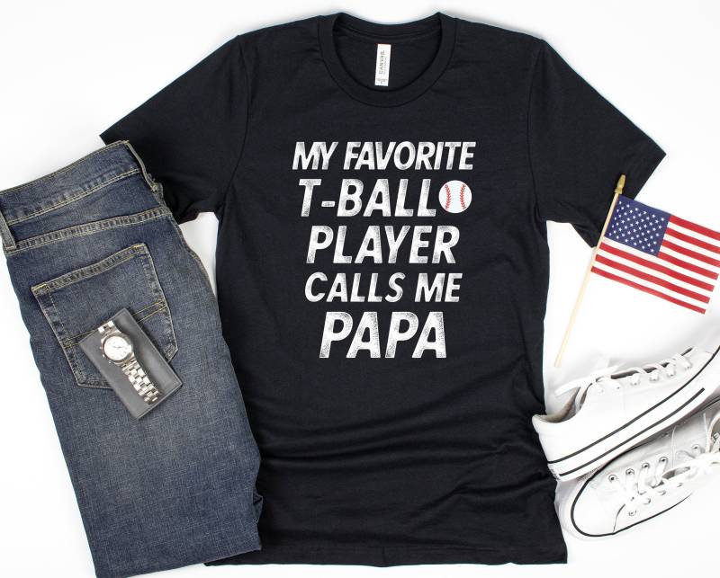 Baseball Papa Shirt, Mein Lieblings T-Ball Spieler Nennt Mich Spiel Kurzarm Unisex T-Shirt von TeeShirtSeason