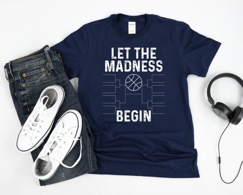 Basketball Shirt - College Sport Let The Madness Begin, Bracket Kurzarm Unisex T-Shirt Basketball Shirt - College Sport Let The Madness Begin, Bracket Kurzarm Unisex T-Shirt von TeeShirtSeason