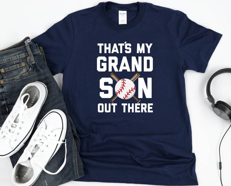 Das Ist Mein Enkel Da Draußen Oma Baseball Shirt, Opa Unisex T-Shirt von TeeShirtSeason