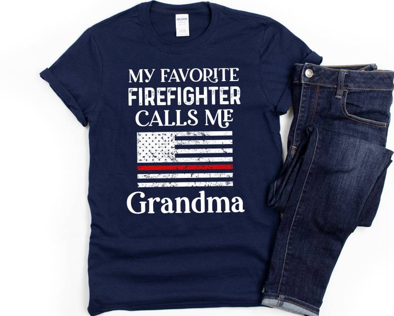 Feuerwehrmann Oma/Dünne Rote Linie Geschenk Flagge Shirt - Unisex T-Shirt von TeeShirtSeason