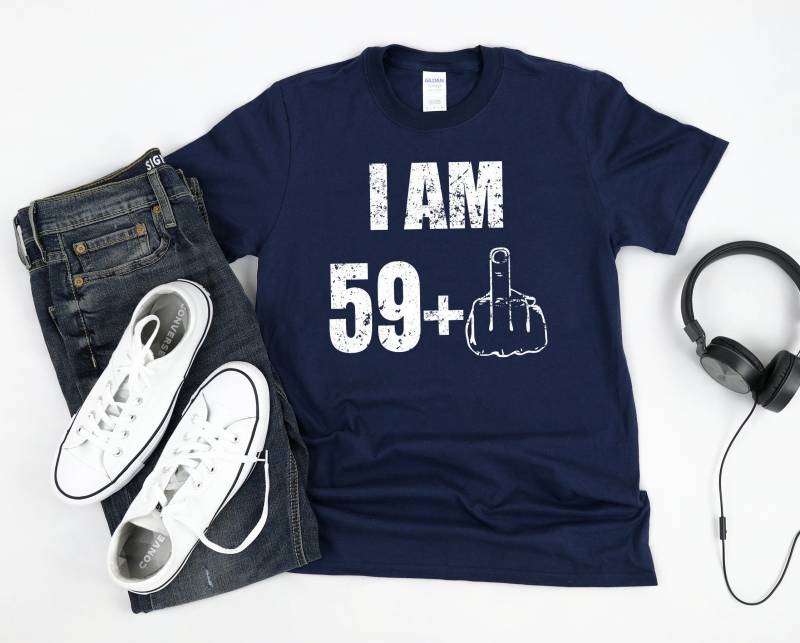Ich Bin 59 Plus 1 Finger, Unisex T-Shirt Zum 60 Ich Bin 59 Plus 1 Finger, Unisex T-Shirt Zum 60 von TeeShirtSeason