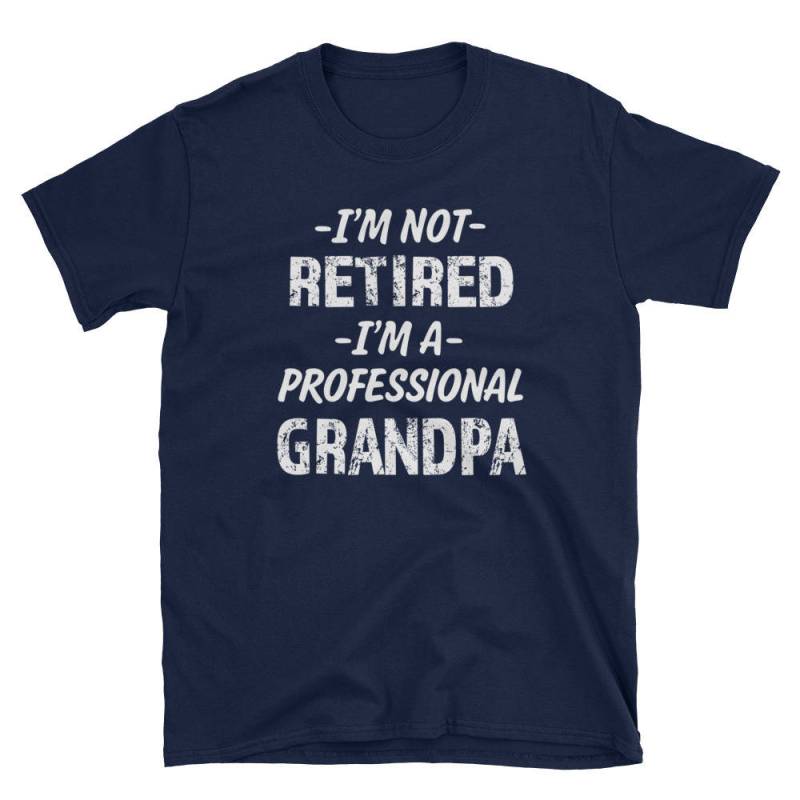 Ich Bin Nicht Im Ruhestand, Ich Ein Professioneller Opa Lustiges Kurzarm Unisex T-Shirt Ich Bin Nicht Im Ruhestand, Ich Ein Professioneller Opa Lustiges Kurzarm Unisex T-Shirt von TeeShirtSeason