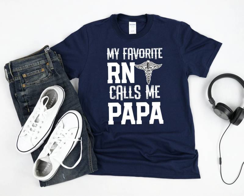 Krankenschwester Papa Shirt, Hoodie, Der Krankenschwester, Mein Lieblings Rn Nennt Mich Shirt Zitat Geschenk Kurzarm Unisex T-Shirt Krankenschwester Papa Shirt, Hoodie, Der Krankenschwester, Mein Lieblings Rn Nennt Mich Shirt Zitat Geschenk Kurzarm Unisex T-Shirt von TeeShirtSeason