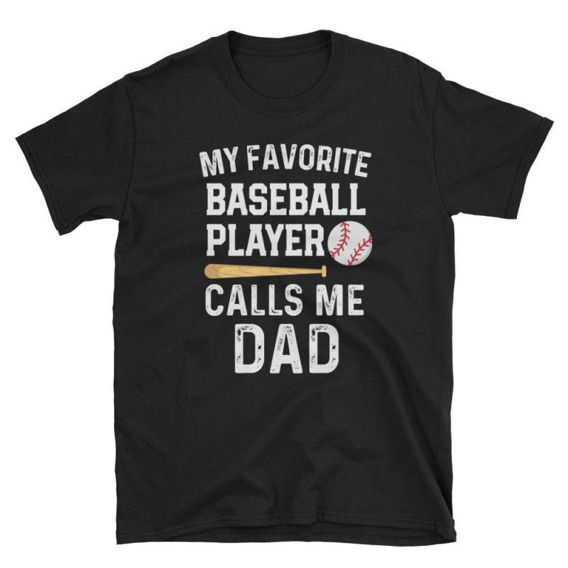 Mein Lieblings-Baseball-Spieler Nennt Mich Dad Shirt Mens Fathers Day Baseball Kurzarm Unisex T-Shirt Mein Lieblings-Baseball-Spieler Nennt Mich Dad Shirt Mens Fathers Day Baseball Kurzarm Unisex T-Shirt von TeeShirtSeason