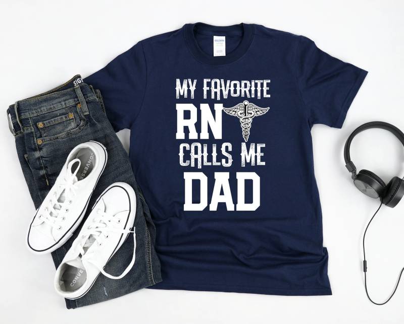 Mein Lieblings-Rn Nennt Mich Dad Shirt Krankenschwester Zitat Geschenk Kurzarm Unisex T-Shirt von TeeShirtSeason
