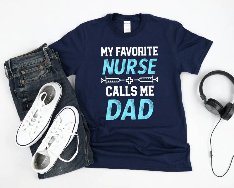 Meine Lieblings-Krankenschwester Nennt Mich Dad Rn Vatertag Kurzarm Unisex T-Shirt von TeeShirtSeason