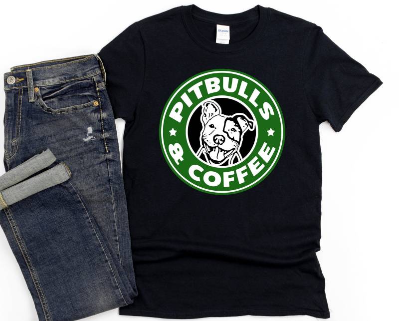 Pitbull Shirt/Lustiges Mom Dad Pitbulls Und Kaffee Unisex T-Shirt von TeeShirtSeason