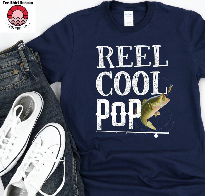 Reel Cool Pop Opa Lustiges Angeln Vatertagsgeschenk Kurzarm Unisex T-Shirt von TeeShirtSeason