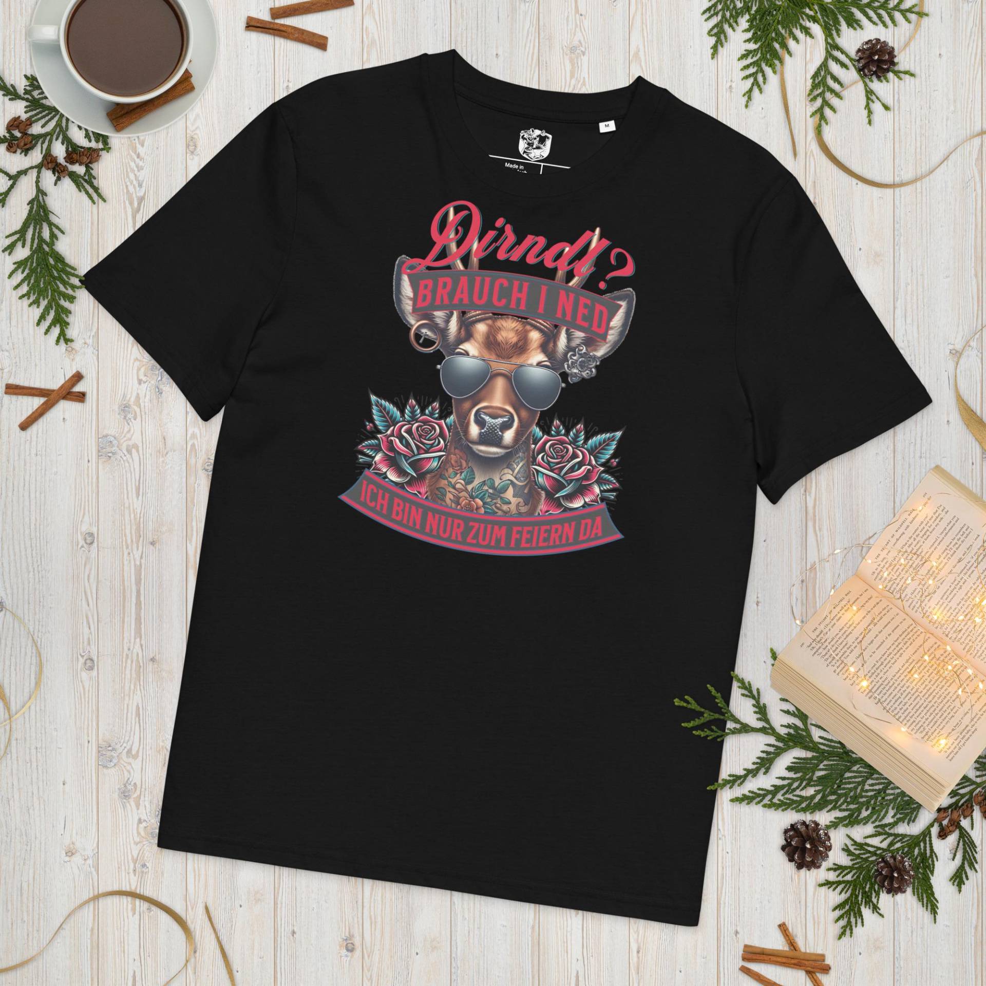Hirsch T-Shirt Damen Im Rockabilly Stil Mit Spruch „Dirndl Brauch I Ned - Ich Bin Nur Zum Feiern Da" Volksfest | Bio-Baumwolle Hirsch T-Shirt Damen Im Rockabilly Stil Mit Spruch „Dirndl Brauch I Ned - Ich Bin Nur Zum Feiern Da" Volksfest | Bio-Baumwolle von TeeSmithDesigns
