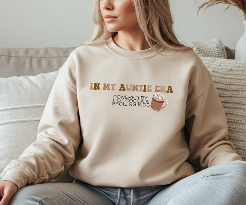 In My Auntie Era Sweatshirt | Powered By Hot Cocoa & Spoiling Kids, To Be Sweatshirt, Cozy Christmas Gift von TeeTori