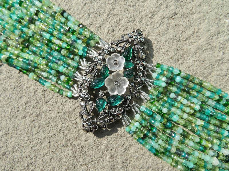 Vintage "Obstsalat' Brosche, Multi Strand Edelstein Armband, Umfunktionierte Brosche Armband von TeeceTorre