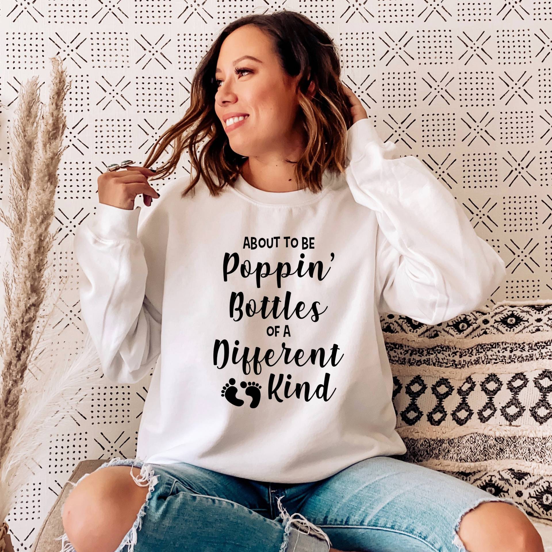 Ungefähr Zu Sein Poppin "Flaschen Der Anderen Art Baby Bump Sweatshirt | Zukünftige Mutter Umstands-Sweatshirt Umstandsmode von Teegarb