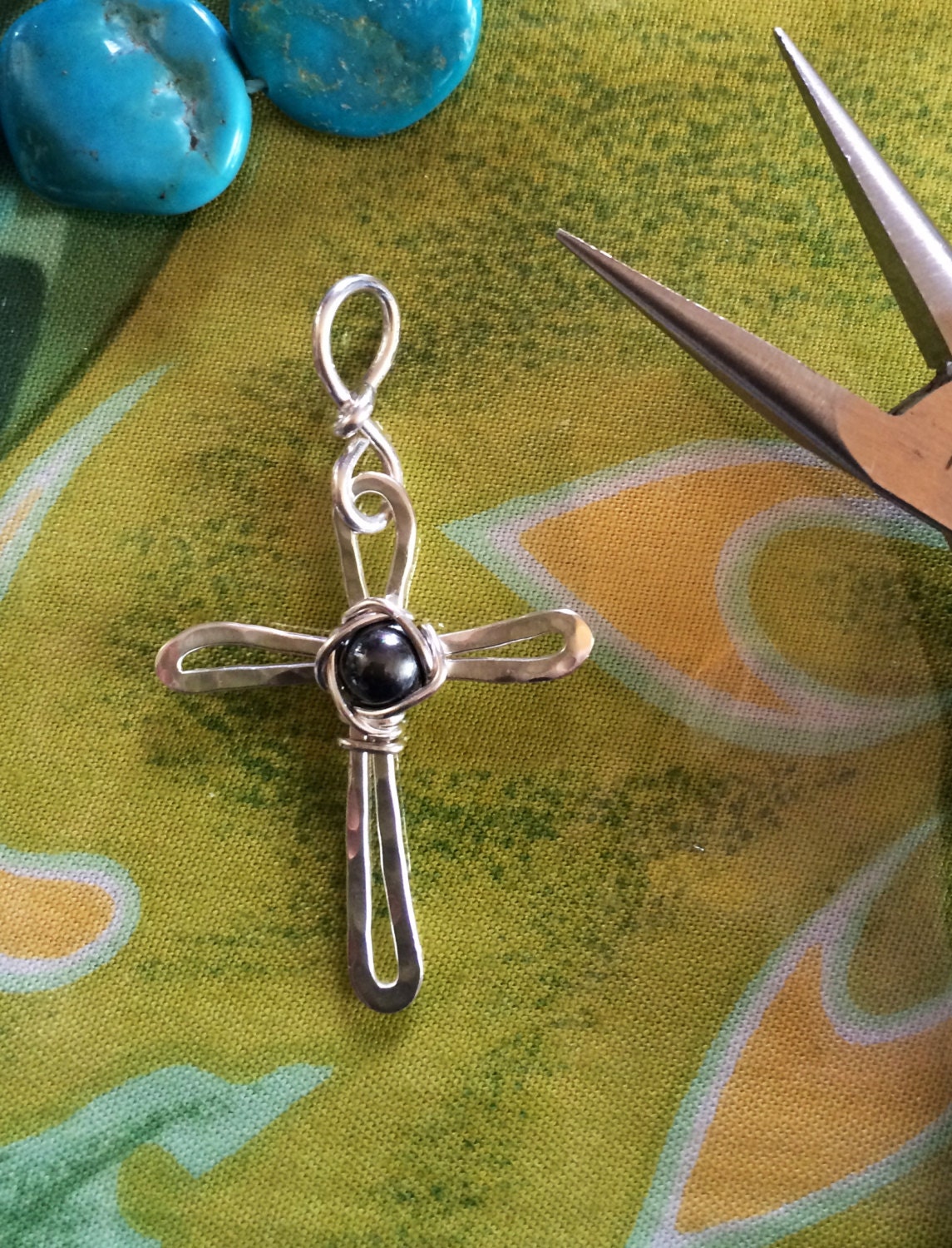 sterlingsilber Gehämmert Mit Hämatit Center Cross ~ Croix Martelé D " Argent Avec Centre D'hématite von TeenaBoBeena