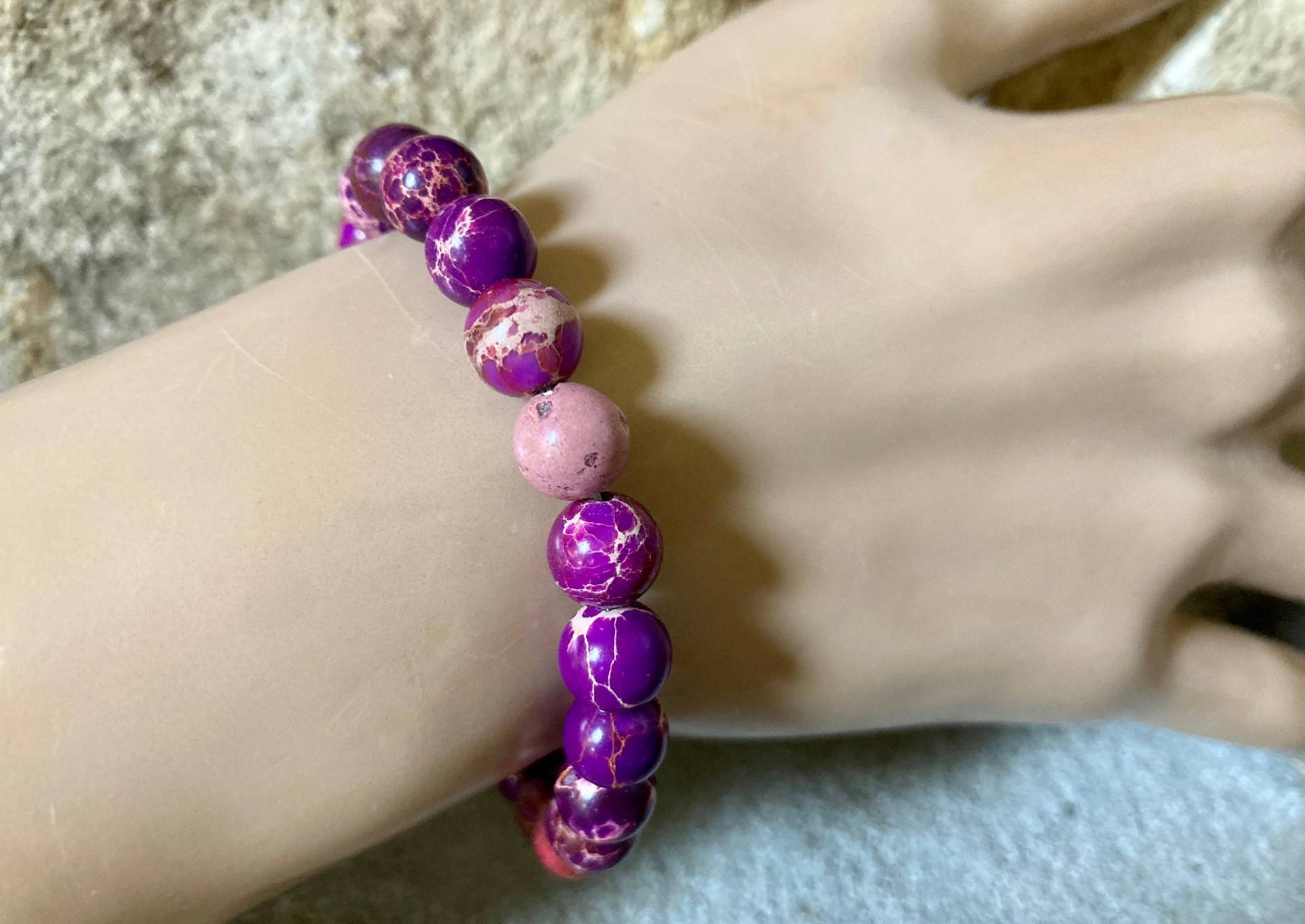 Bild Jaspis Lila Farbe Armband, Naturstein Perlenarmband, Stapelbare Stretch Armbänder, Unisex Paare Handmade von TeenageDreamByJoseph