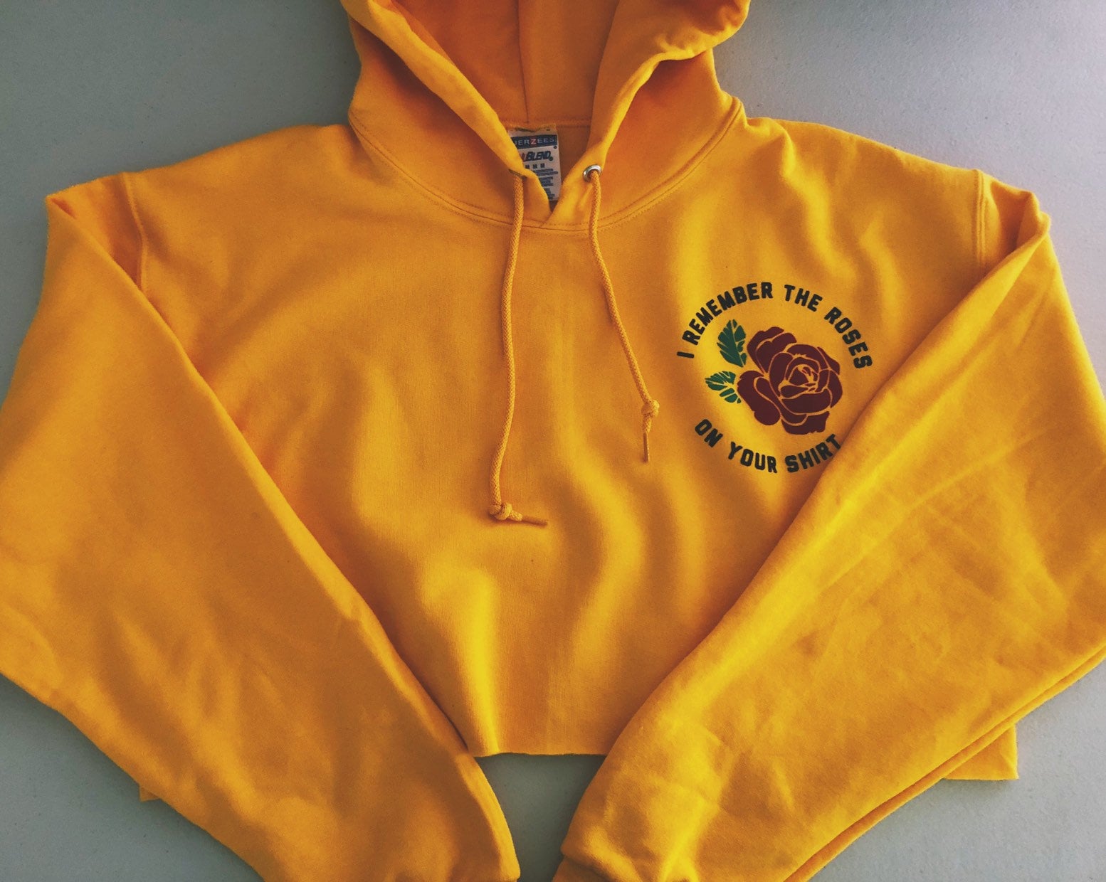 Rosen Auf Ihrem Shirt Abgeschnitten Hoodie | Samt Schreiben Rosen Auf Ihrem Shirt Abgeschnitten Hoodie | Samt Schreiben von TeesByTJ