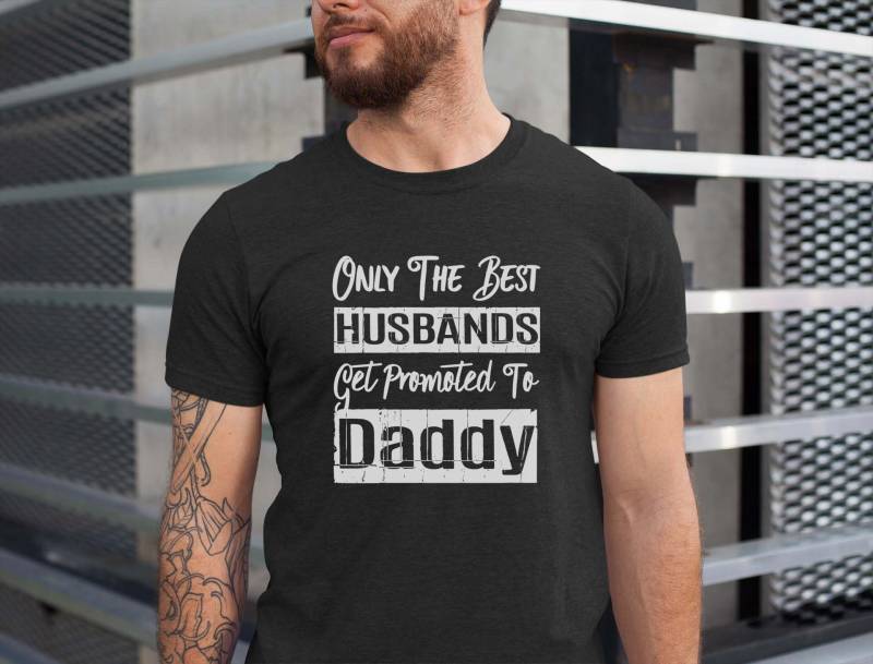 Papa Neugeborenen Shirt - Nur Die Besten Ehemänner Werden Zum Befördert Erwachsene Unisex Kurzarm T-Shirt | Für Neuen Neue Geschenke von TeesNTees