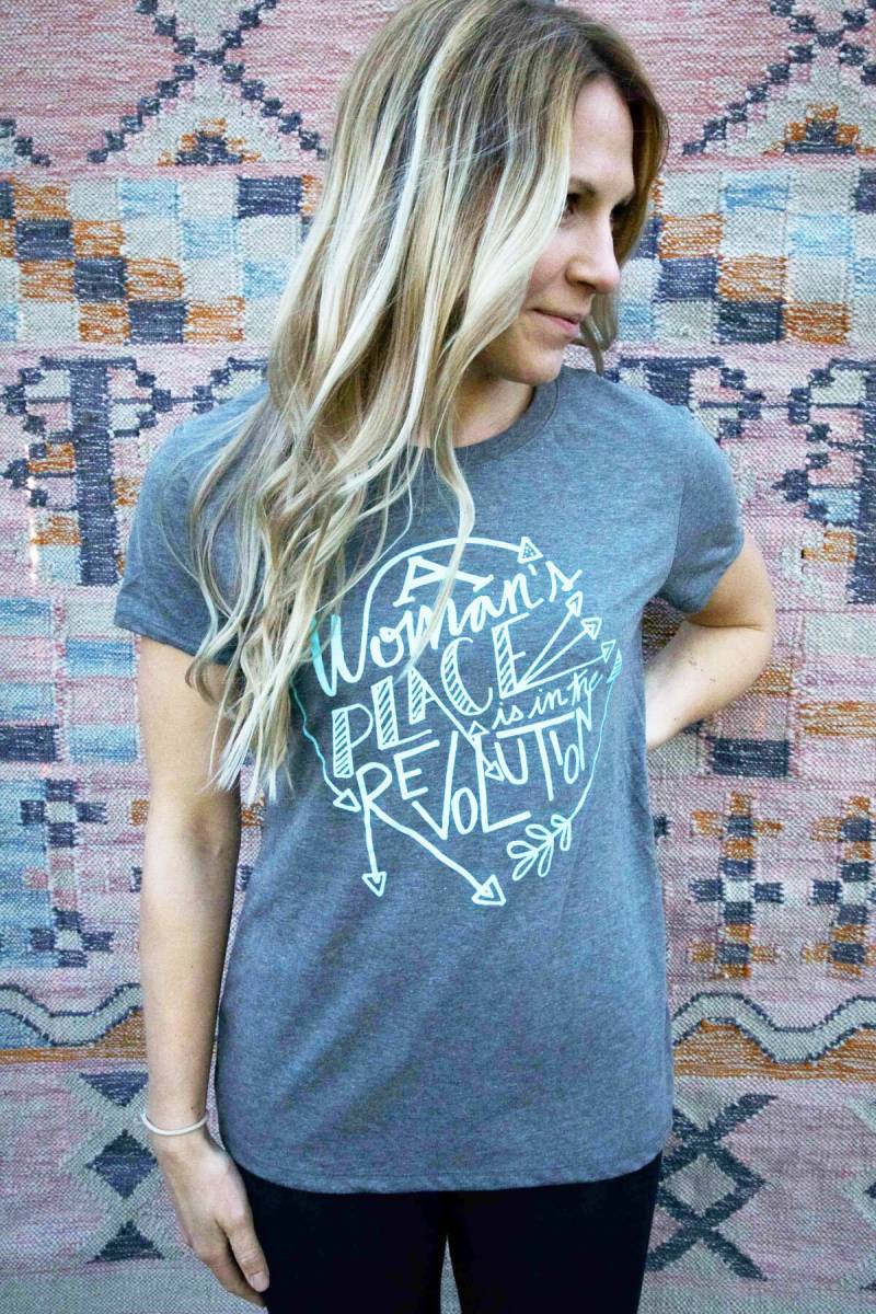 Eine Frau Platz - Damen-Schnitt Tri-Mischung-T-Shirt von TeesOfDemocracy