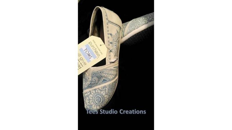 Henna White Toms Für Männer Und Frauen Henna White Toms Für Männer Und Frauen von TeesStudioCreations