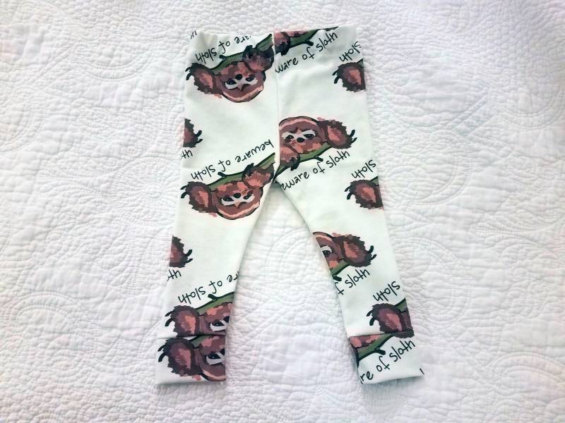 Achtung Faultier Baby Leggins | Größen Neugeborene Bis 24 Monate Achtung Faultier Baby Leggins | Größen Neugeborene Bis 24 Monate von Teesies