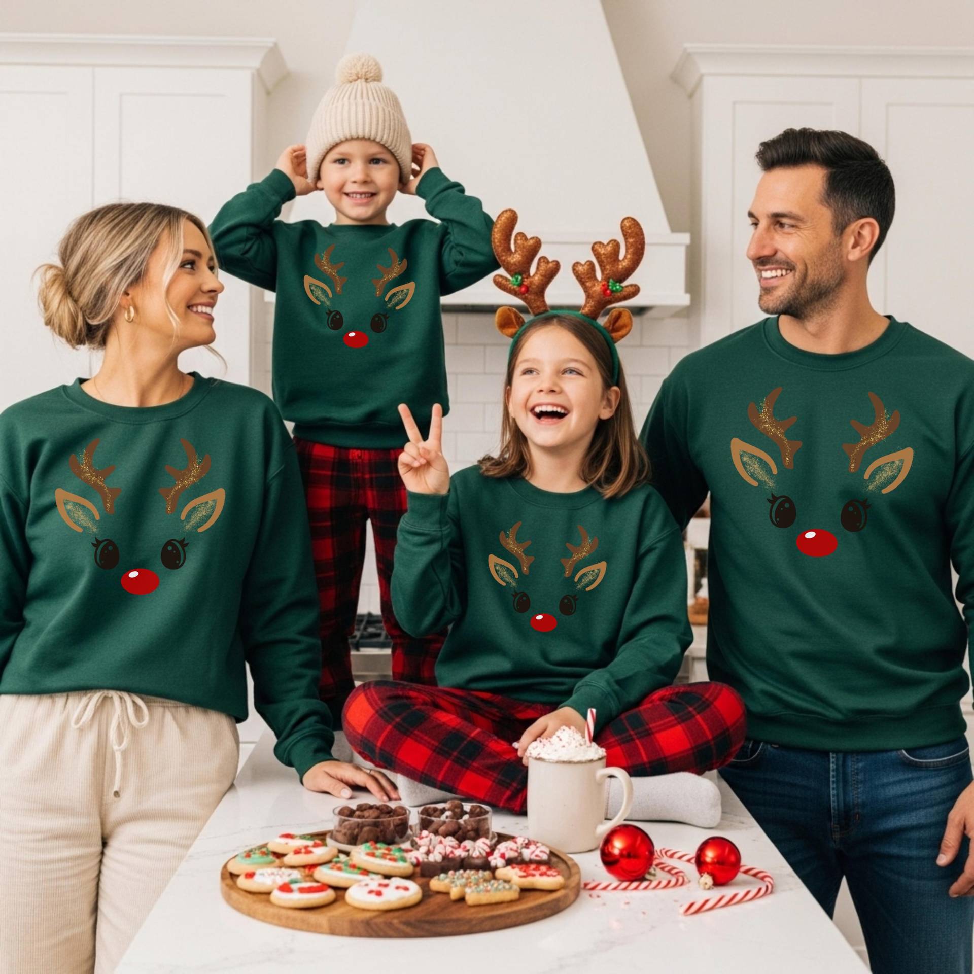 Niedlicher Kinder Weihnachtspullover Mit Rentier | Cute Kids Christmas Sweatshirt Cozy Holiday Jumper For von TeevaraWearandMore