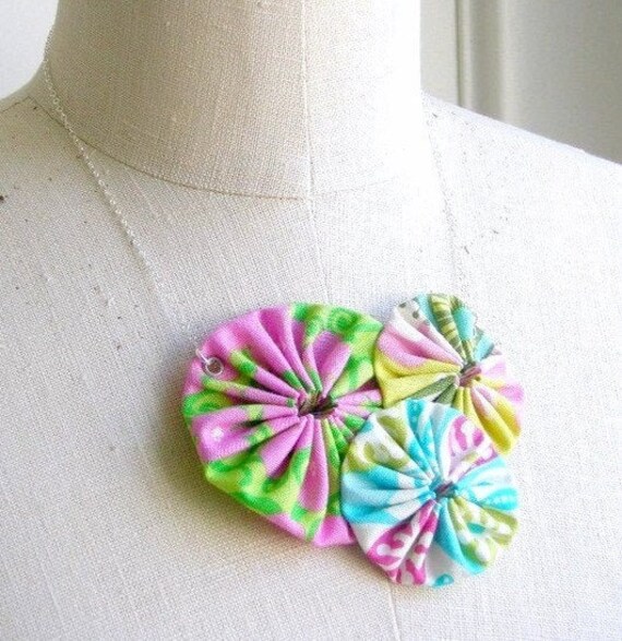 Entlang Des Gartenwegs - Statement-Kette Aus Stoff Einzigartiges, Handgemachtes Geschenk Für Mama, Beste Freundin, Zum Geburtstag Entlang Des Gartenwegs - Statement-Kette Aus Stoff Einzigartiges, Handgemachtes Geschenk Für Mama, Beste Freundin, Zum Geburtstag von Tefi