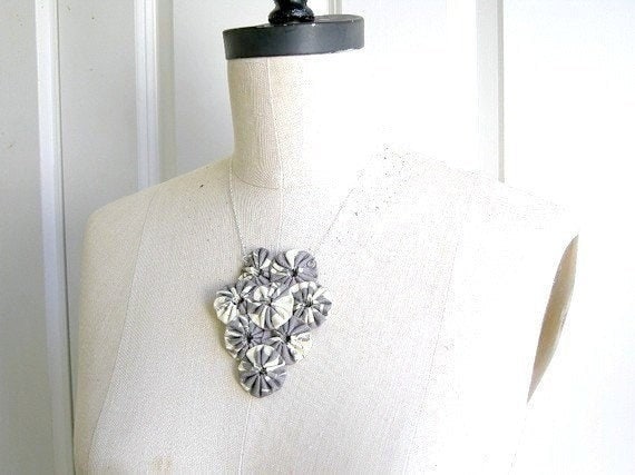 Grauer Himmel - Stoff Statement Halskette, Einzigartige Handgemachte Geschenk Für Mama, Beste Freundin, Geburtstag Grauer Himmel - Stoff Statement Halskette, Einzigartige Handgemachte Geschenk Für Mama, Beste Freundin, Geburtstag von Tefi