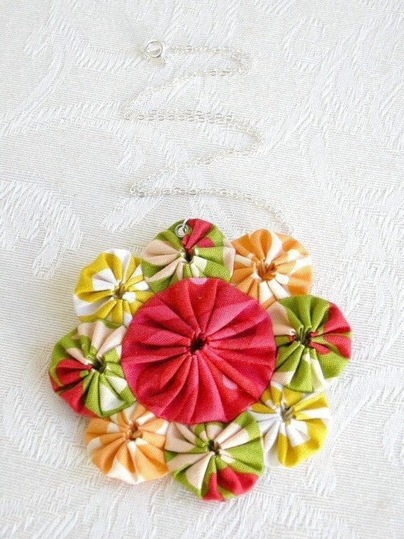 Sunburst - Stoff Statement Halskette + Brosche, Einzigartige Handgemachte Geschenk Für Mama, Beste Freundin, Geburtstag Sunburst - Stoff Statement Halskette + Brosche, Einzigartige Handgemachte Geschenk Für Mama, Beste Freundin, Geburtstag von Tefi