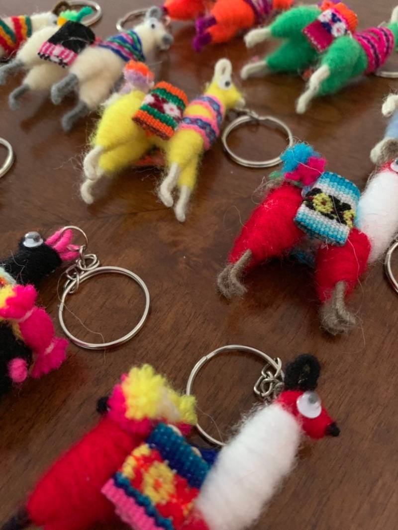 Miniature Lama Keychain Handgemachte Alpaka Mini Keychain Peru 10 Stück Schlüsselanhänger Geschenk Tiny Figurine von TejartePeru