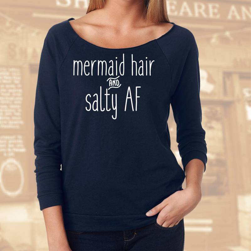 Mermaid Hair Salty Af Shirt Urlaub - Damen Raglan Off Schulter Sweatshirt von TellaTees